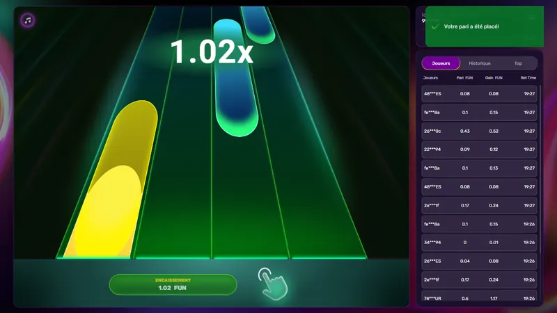 Play Me pendant un maintien : une tuile jaune tenue sur la première piste, le multiplicateur 1,02x en haut, le bouton Encaissement à 1,02 FUN en bas et, à droite, le message vert « Votre pari a été placé! » au-dessus du fil des joueurs